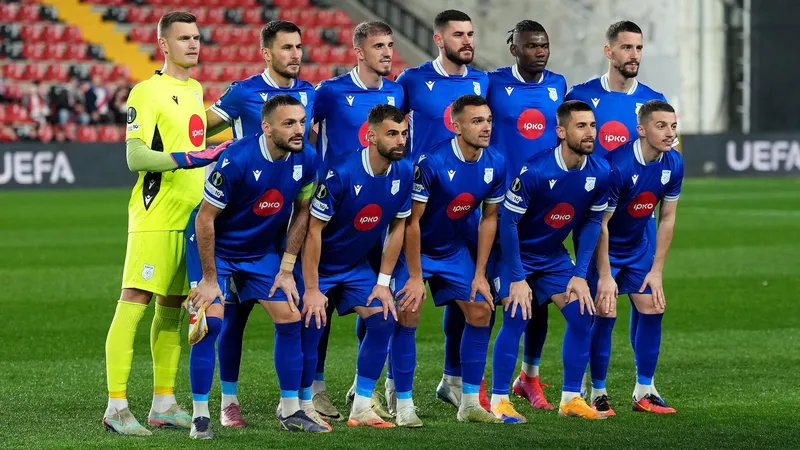 Cầu thủ Drita và Prishtina tranh chấp bóng trước khán đài
